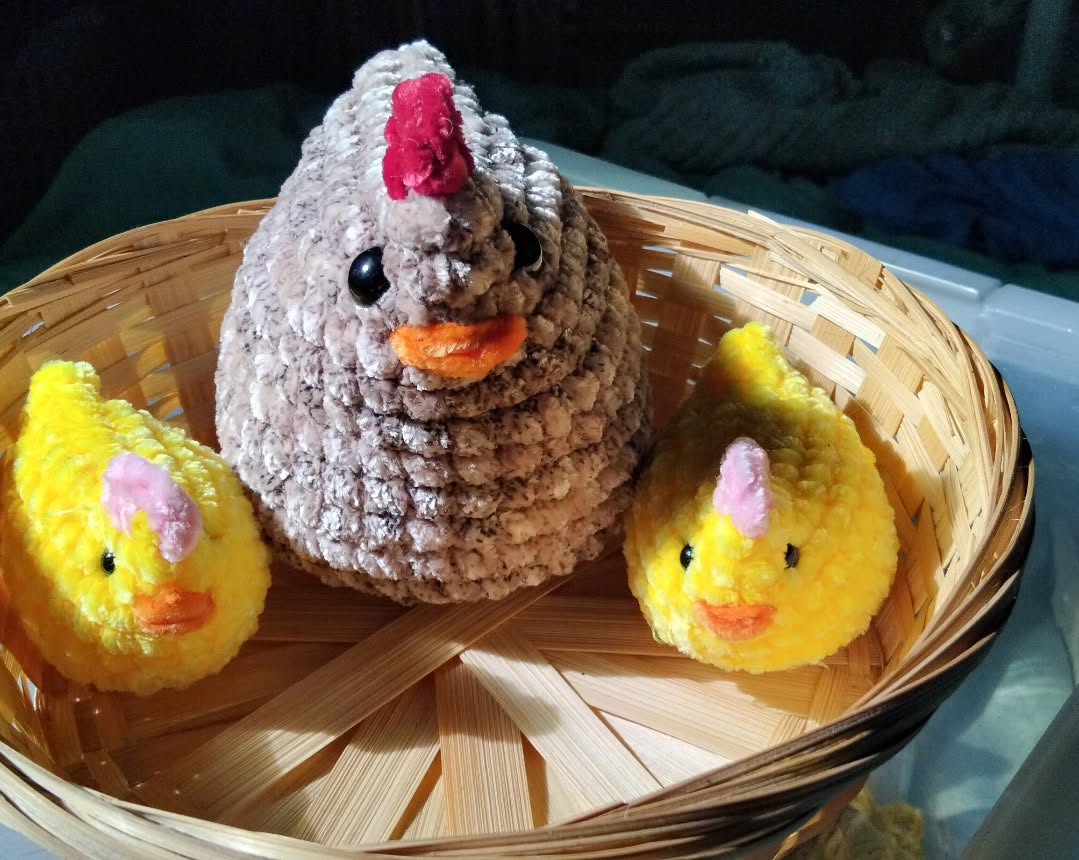 Família de galinha e pintinhos feita à mão